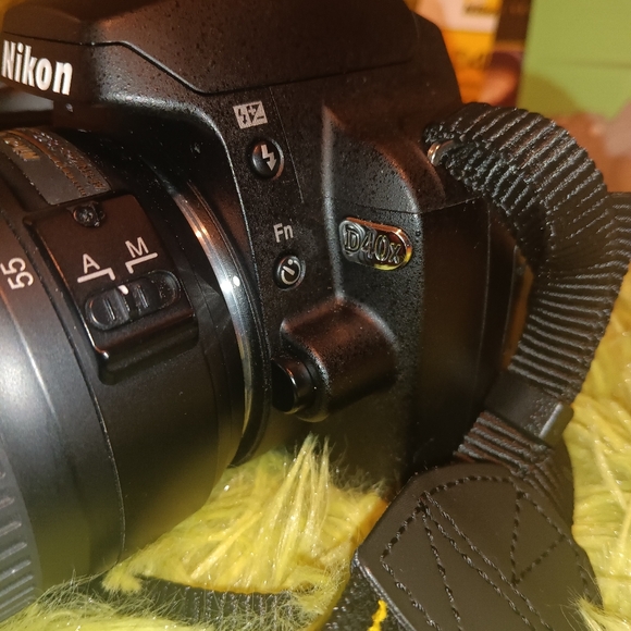 Nikon D40X SLR Digital Camera with Lens, Speedlight, SD card, Strap and Bag - Picture 5 of 12
